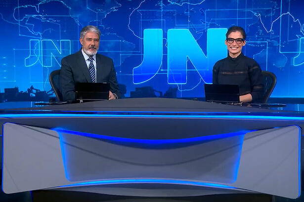 William Bonner e Renata Vasconcellos apresentando o Jornal Nacional desta sexta-feira, 24/06, antes de entrarem de férias