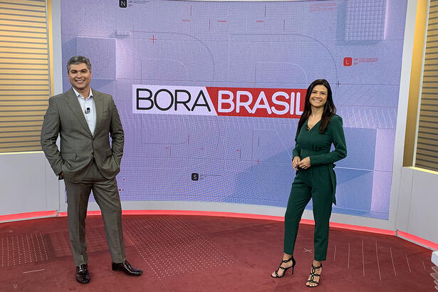 Joel Datena e Thaís Dias no cenário do Bora Brasil da Band que vai ganhar novos investimentos junto com o Jornal da Noite