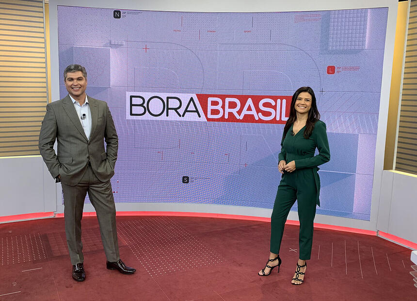 Joel Datena e Thaís Dias no cenário do Bora Brasil da Band que vai ganhar novos investimentos junto com o Jornal da Noite