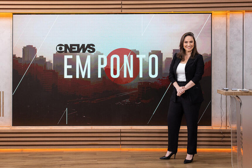 Cecília Flesch no cenário do Em Ponto na GloboNews