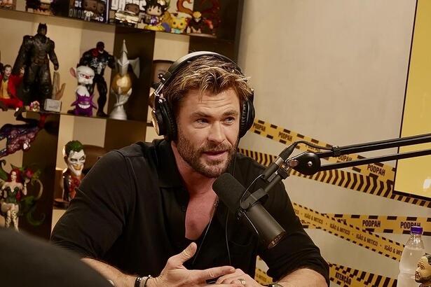 Chris Hemsworth no PodPah, ao lado dele o presente da camisa do Corinthians