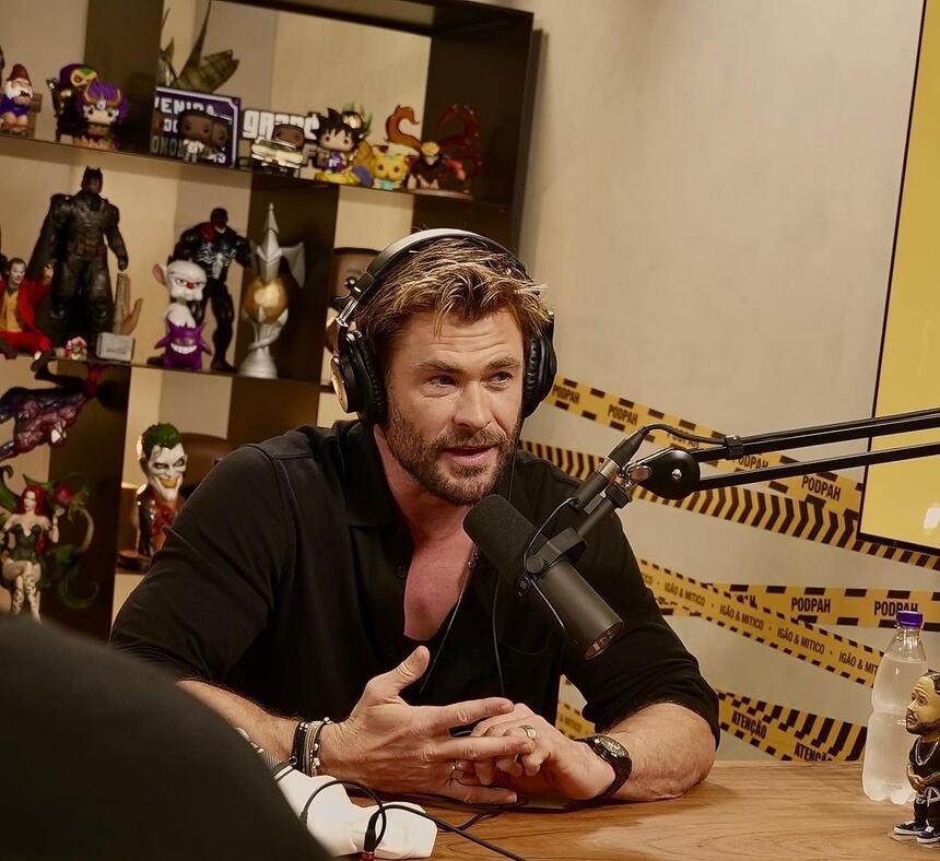 Chris Hemsworth no PodPah, ao lado dele o presente da camisa do Corinthians