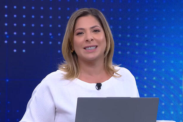 Daniela Lima sorrindo ao final da última edição do CNN 360º. Jornalista pede demissão da CNN Brasil