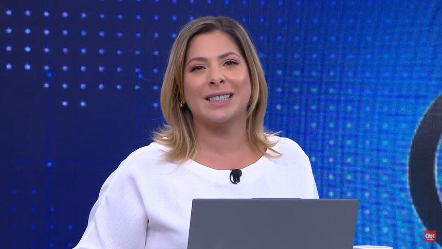 Daniela Lima sorrindo ao final da última edição do CNN 360º. Jornalista pede demissão da CNN Brasil