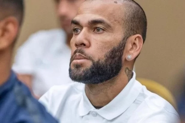 Daniel Alves olhando para frente em tribunal