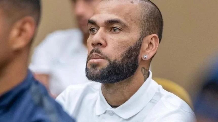 Daniel Alves olhando para frente em tribunal