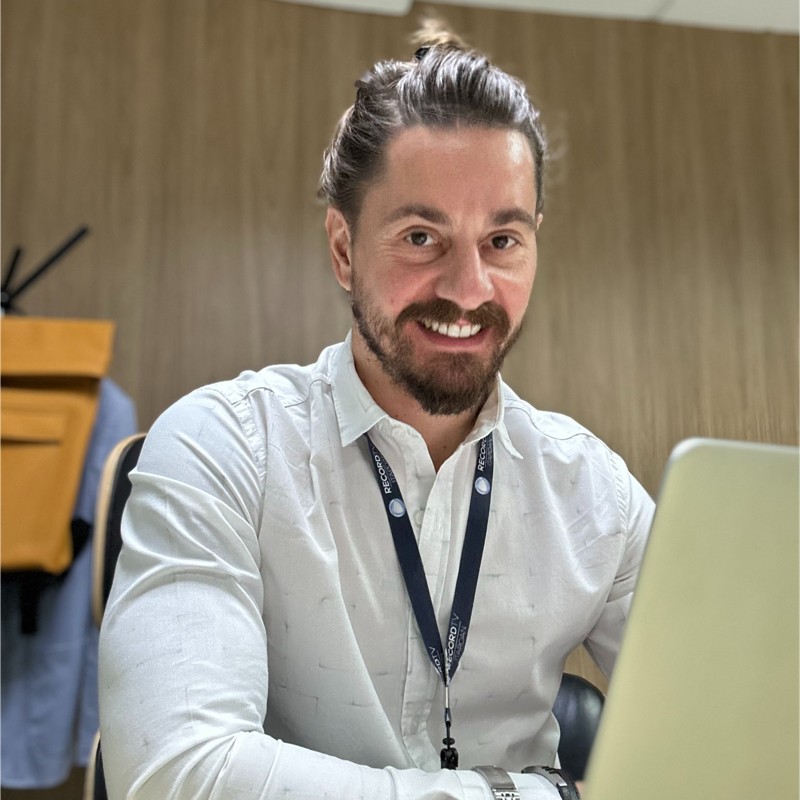 Gustavo Orlandi sorrindo. Diretor de jornalismo da Record TV Itapoan foi demitido