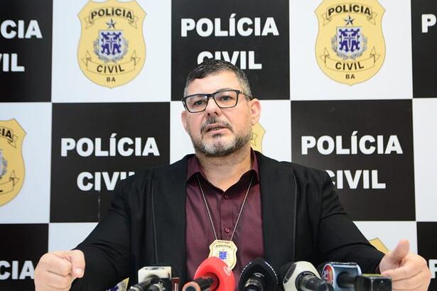 Delegado Charles Leão conversa com journalistas durante coletiva de imprensa sobre o golpe do pix na Record TV
