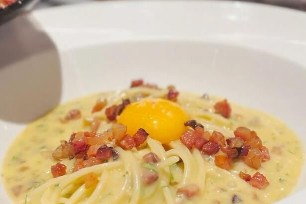 Massa de espaguete à carbonara já pronto no É de Casa