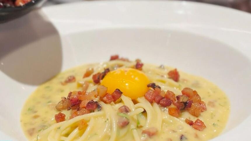 Massa de espaguete à carbonara já pronto no É de Casa