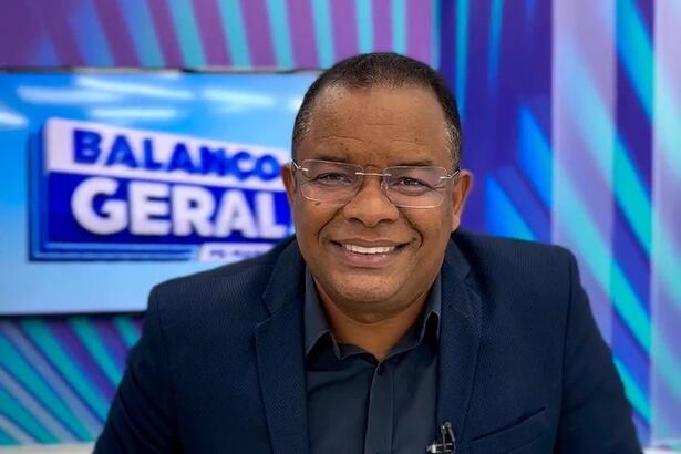 Evenilson Santana sorrindo no cenário do Balanço Geral PE Manhã