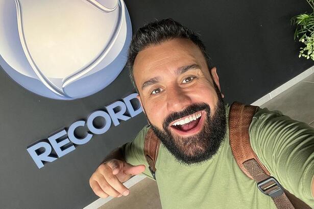 Fábio Ramalho abrindo a boca próximo ao logo da Record TV no Rio de Janeiro