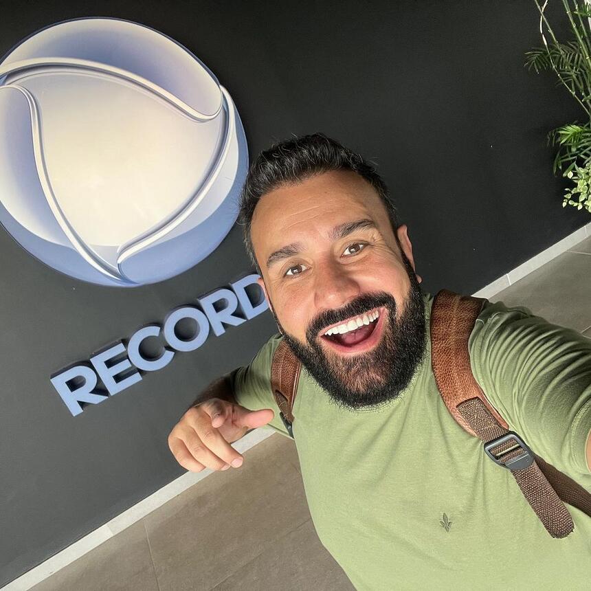 Fábio Ramalho abrindo a boca próximo ao logo da Record TV no Rio de Janeiro