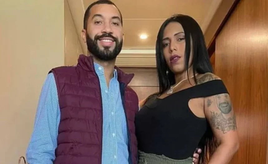 Gil do Vigor e Janielle Nogueira em foto posada juntos