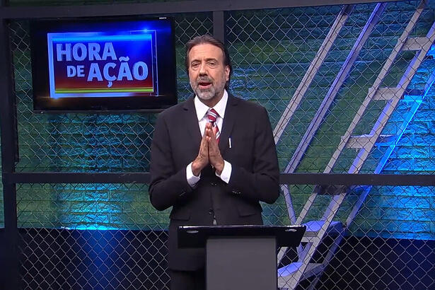 Jorge Lordello com as mãos unidas no Hora de Ação da RedeTV! exibido nesta terça-feira (20/06)