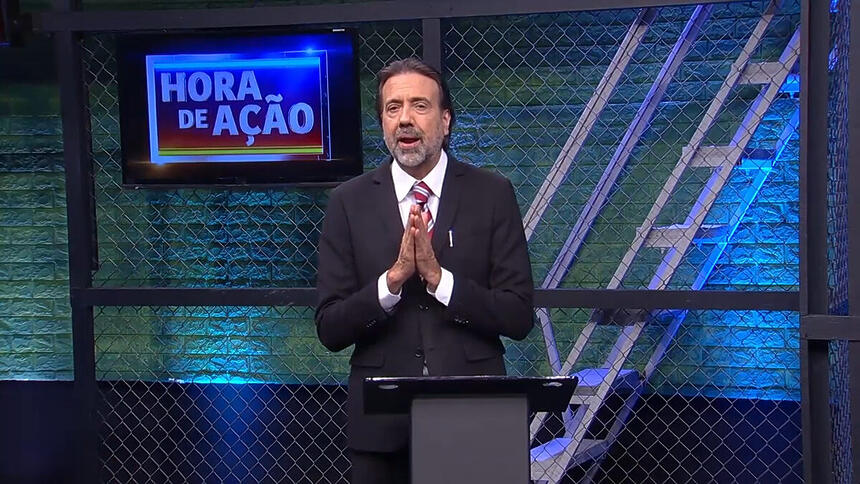 Jorge Lordello com as mãos unidas no Hora de Ação da RedeTV! exibido nesta terça-feira (20/06)