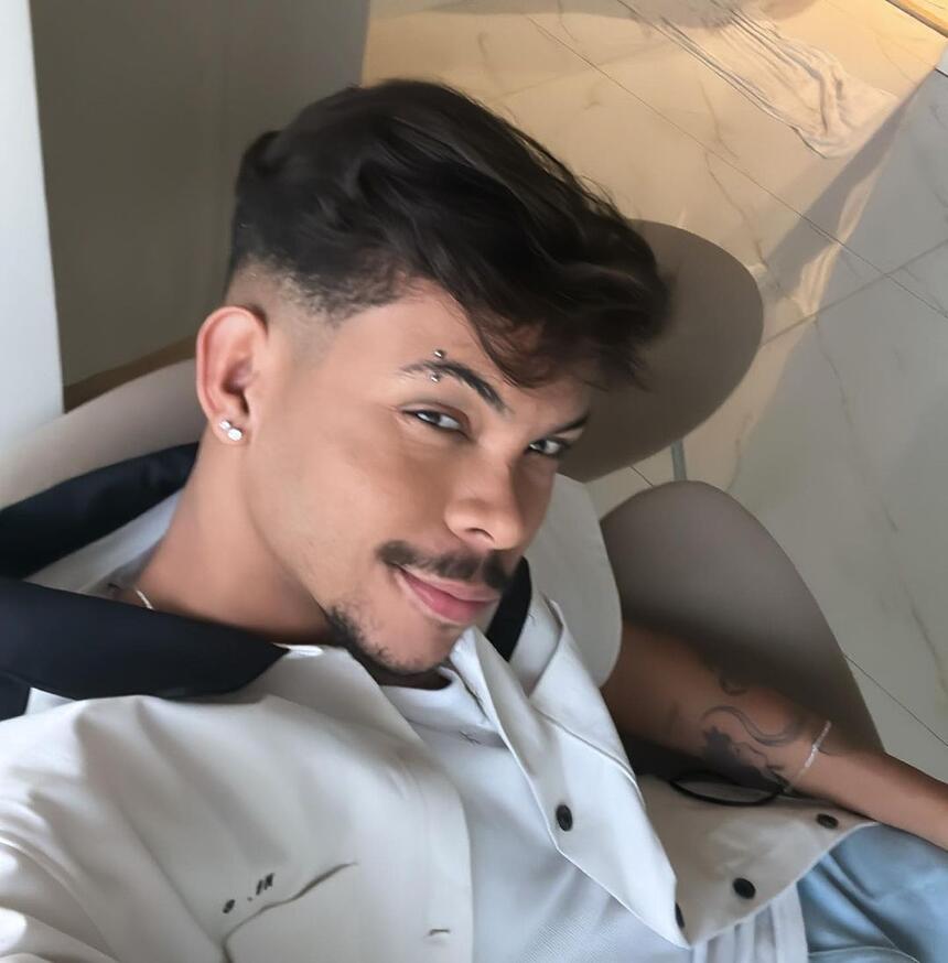 Jessé Aguiar olhando para a câmera em selfie