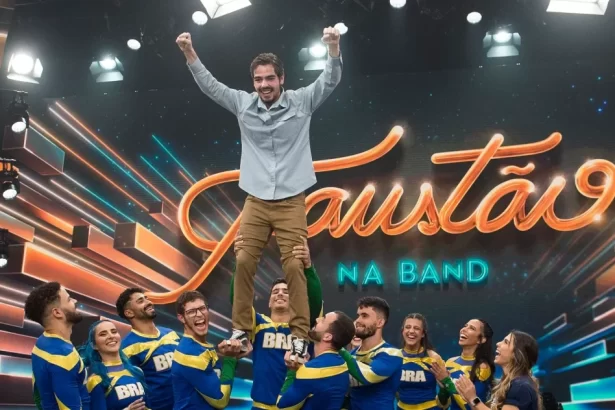 João Guilherme se pendura nas líderes de torcida no palco do Faustão na Band