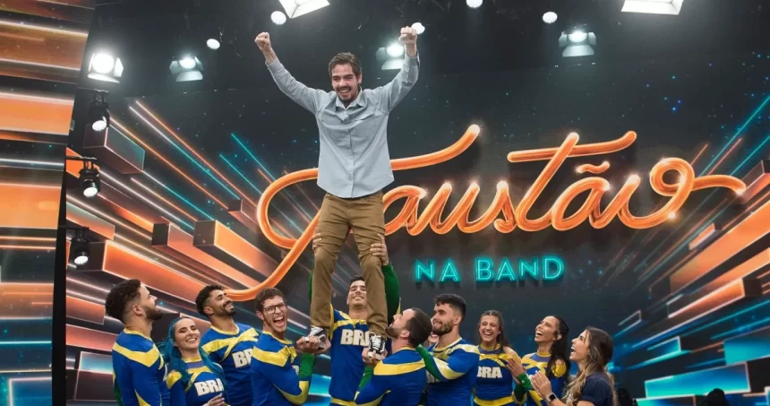 João Guilherme se pendura nas líderes de torcida no palco do Faustão na Band