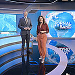 Eduardo Oinegue e Adriana Araújo no centro do novo cenário do Jornal da Band
