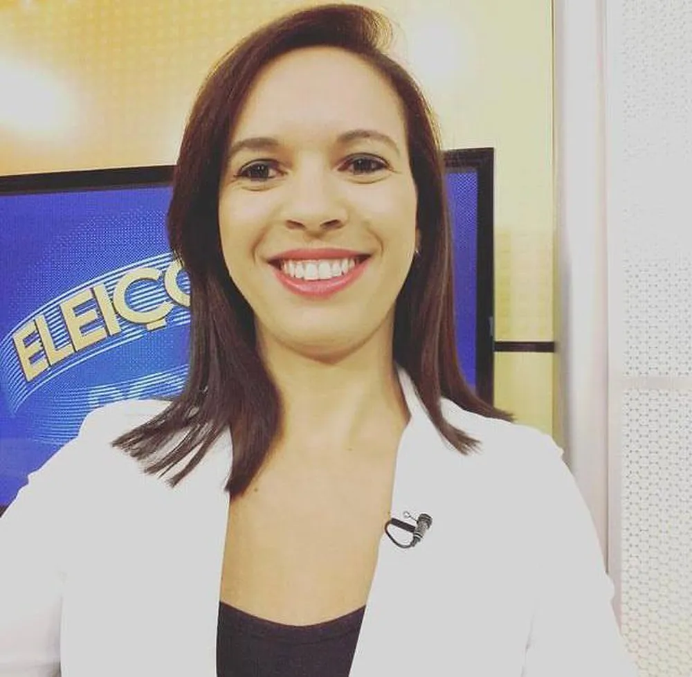 Leilane Lustosa posa para selfie nos bastidores das Eleições na Globo