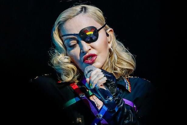 Madonna vestida com look nas cores LGBTQIA+