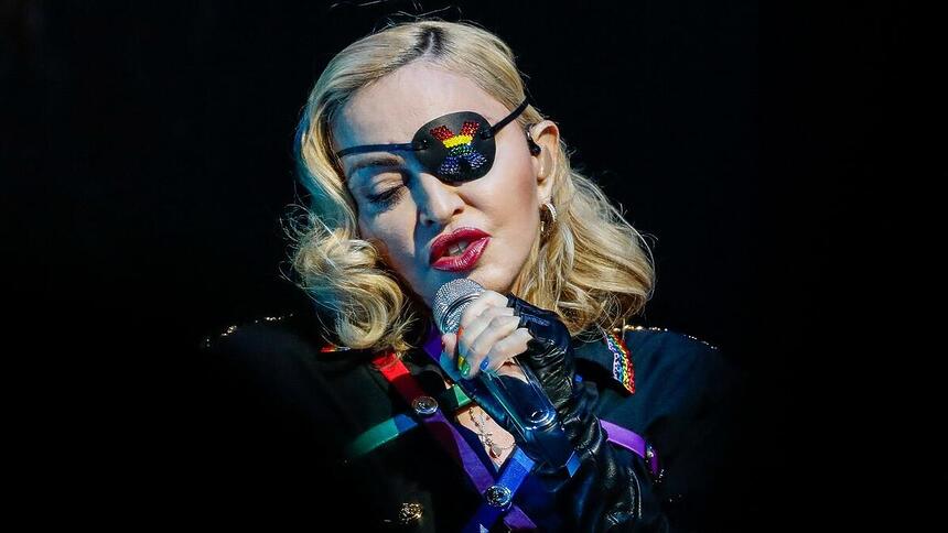 Madonna vestida com look nas cores LGBTQIA+