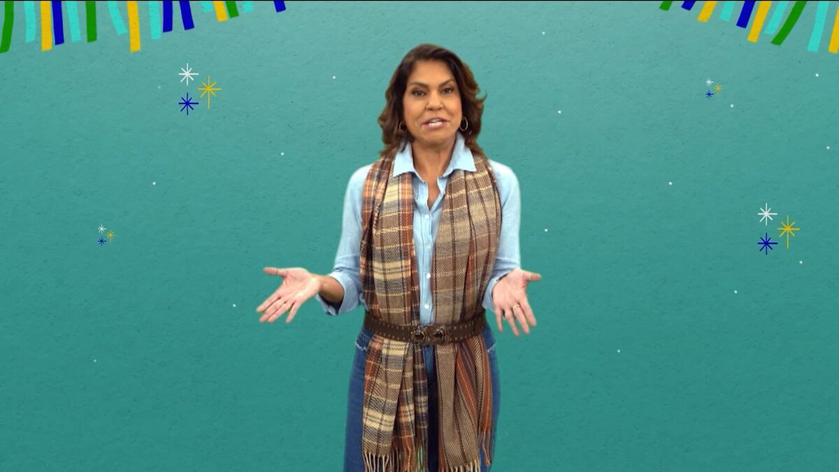 Mônica Silveira gesticula em chamadas do São João do Nordeste na TV Globo