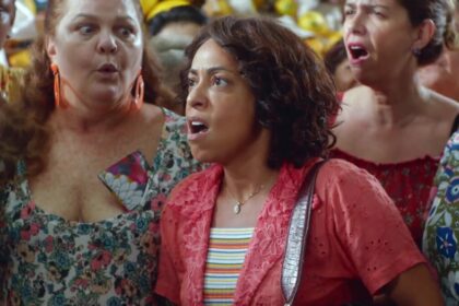 Samantha Schmütz com a boca aberta em cena do filme Não Vamos Pagar Nada dentro de um supermercado rodeado de outras pessoas que também gritam