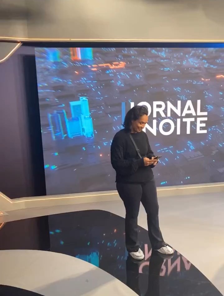 Telão com o logo do novo Jornal da Noite