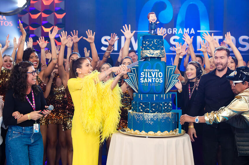 Patrícia Abravanel corta o bolo de aniversário dos 60 anos do Programa Silvio Santos