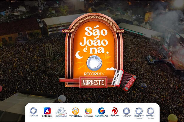 Logo do São João do Nordeste sobreposto em cima da vista aérea do São João de Caruaru