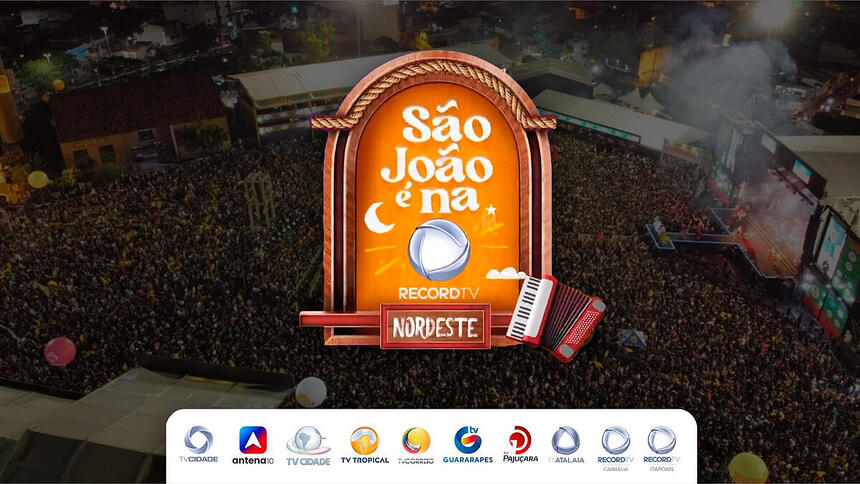 Logo do São João do Nordeste sobreposto em cima da vista aérea do São João de Caruaru