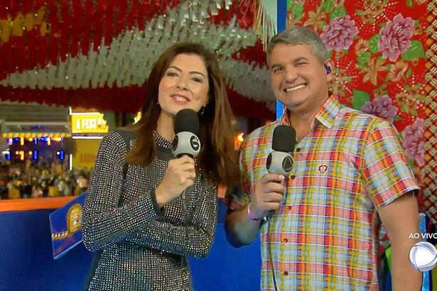 Meiry Lanunce e Gernand Lopes sorridentes na apresentação do São João Record Nordeste