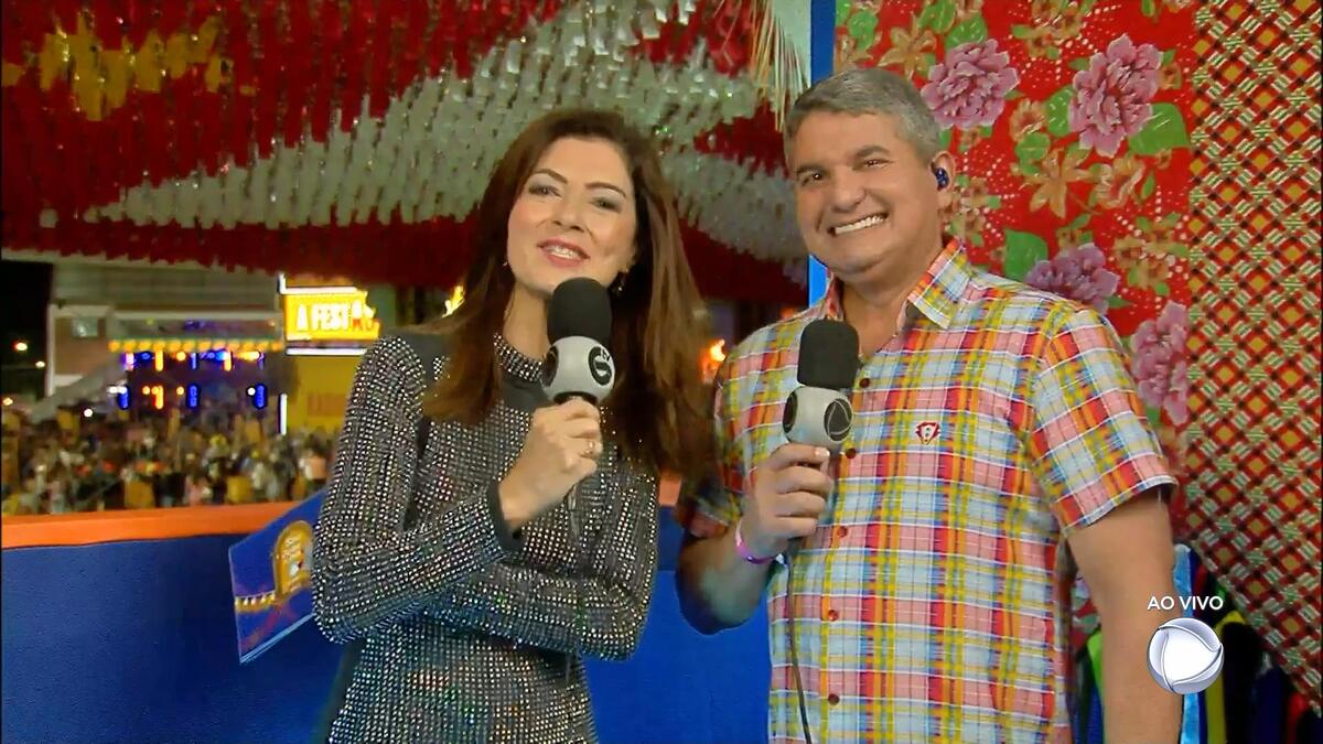 Meiry Lanunce e Gernand Lopes sorridentes na apresentação do São João Record Nordeste