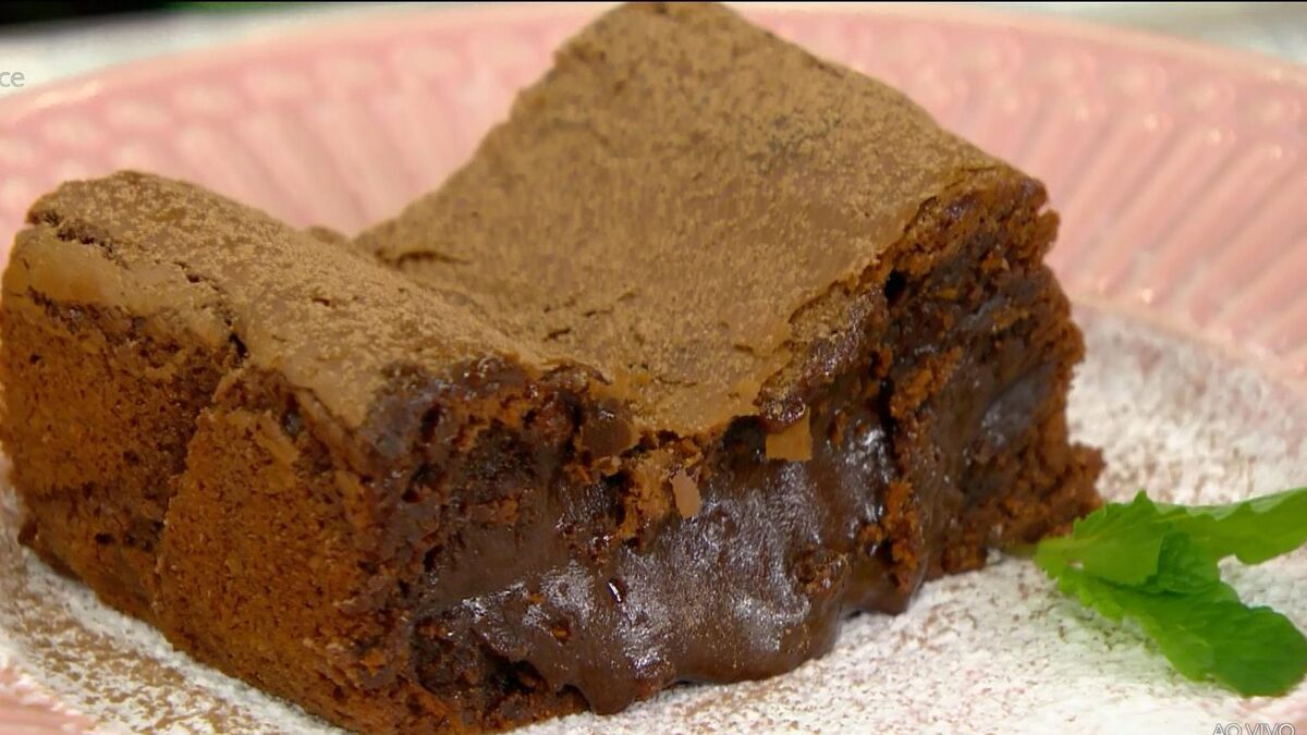 Sobremesa de creme de avelã já pronto no cenário do Mais Você