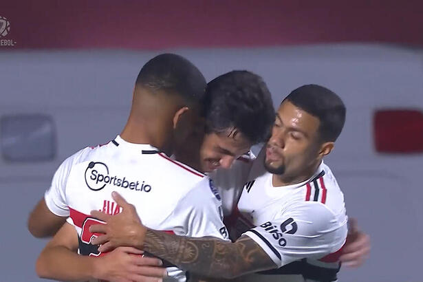 Jogadores do São Paulo se abraçam após vitória na Sul-Americana exibida no SBT nesta terça-feira, 27 de junho