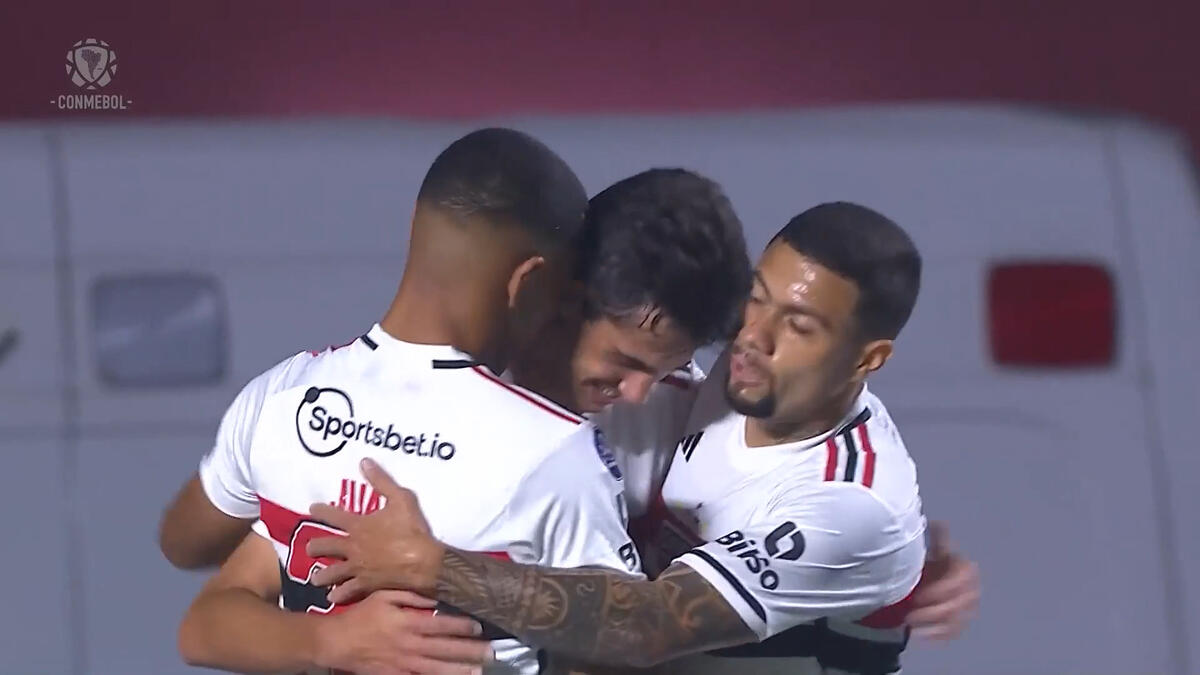 Jogadores do São Paulo se abraçam após vitória na Sul-Americana exibida no SBT nesta terça-feira, 27 de junho