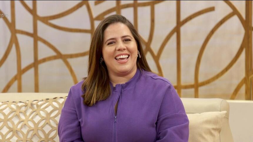 Tati Machado sorrindo no sofá do Encontro com Patrícia Poeta