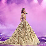 Taylor Swift com um longo vestido dourado na turnê The Eras Tour. Cantora anuncia shows no Brasil.
