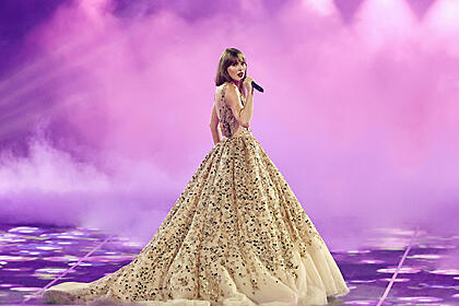 Taylor Swift com um longo vestido dourado na turnê The Eras Tour. Cantora anuncia shows no Brasil.