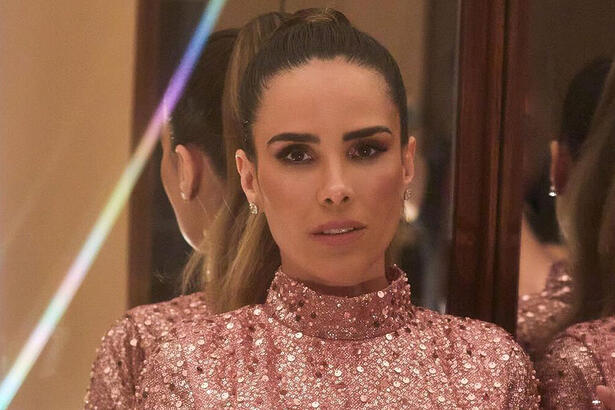 Wanessa Camargo de vestido rosa brilhoso, com cabelo preso e semblante sério