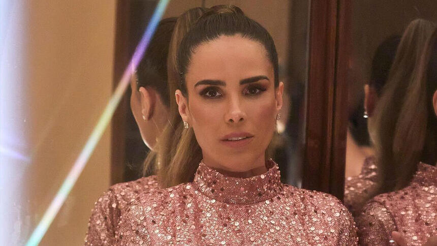 Wanessa Camargo de vestido rosa brilhoso, com cabelo preso e semblante sério