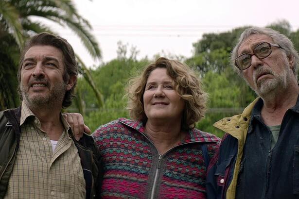 Ricardo Darín, Luis Brandoni e Verónica Llinás em trecho do filme A Odisseia Dos Tontos