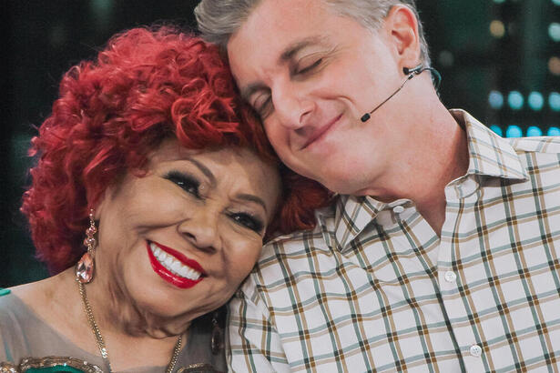 Alcione e Luciano Huck no palco do Domingão