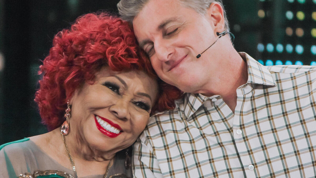 Alcione e Luciano Huck no palco do Domingão