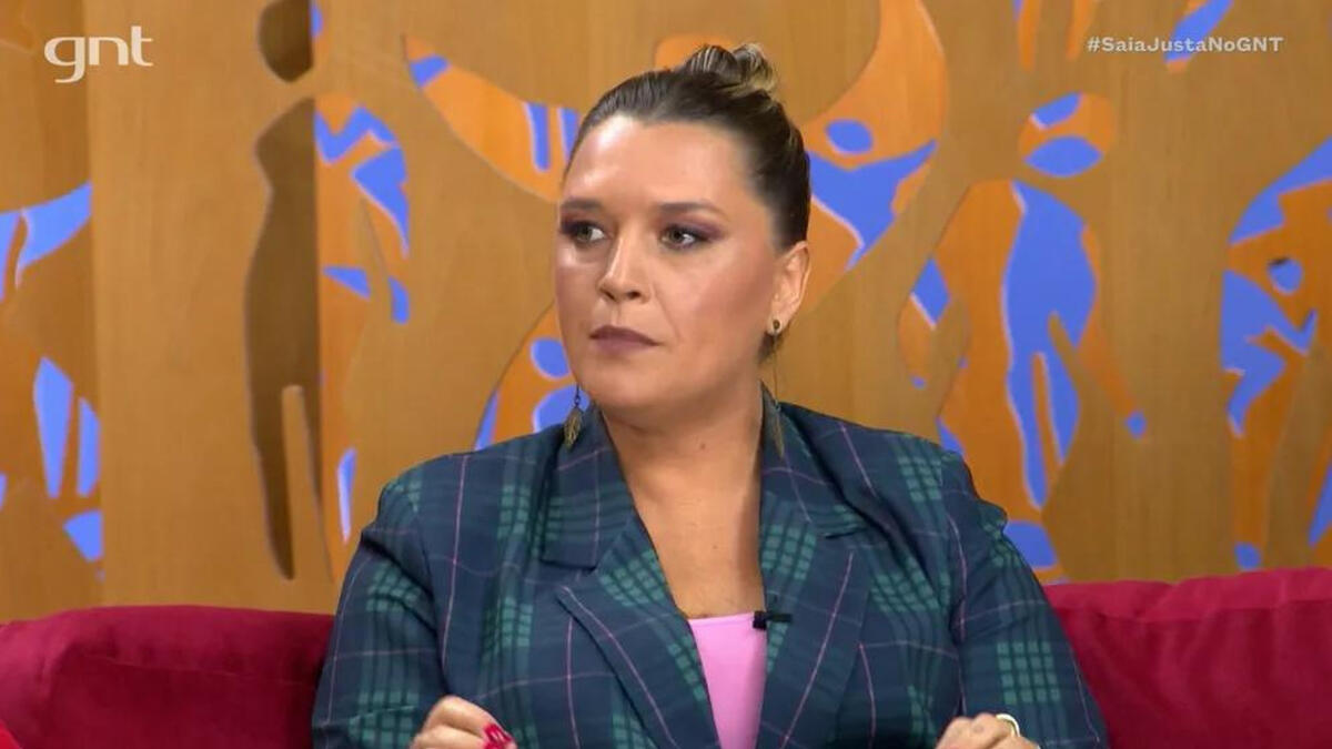 Ana Thaís Matos sentada no sofá do Saia Justa