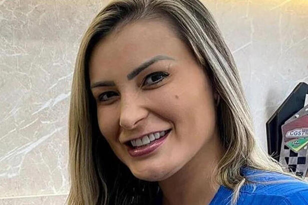 Andressa Urach em foto posada com um sorriso aberto