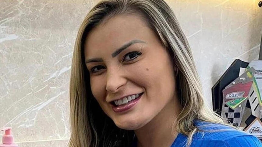 Andressa Urach em foto posada com um sorriso aberto