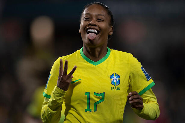 Ary Borges comemorando gol com a camisa da Seleção Brasileira Feminina